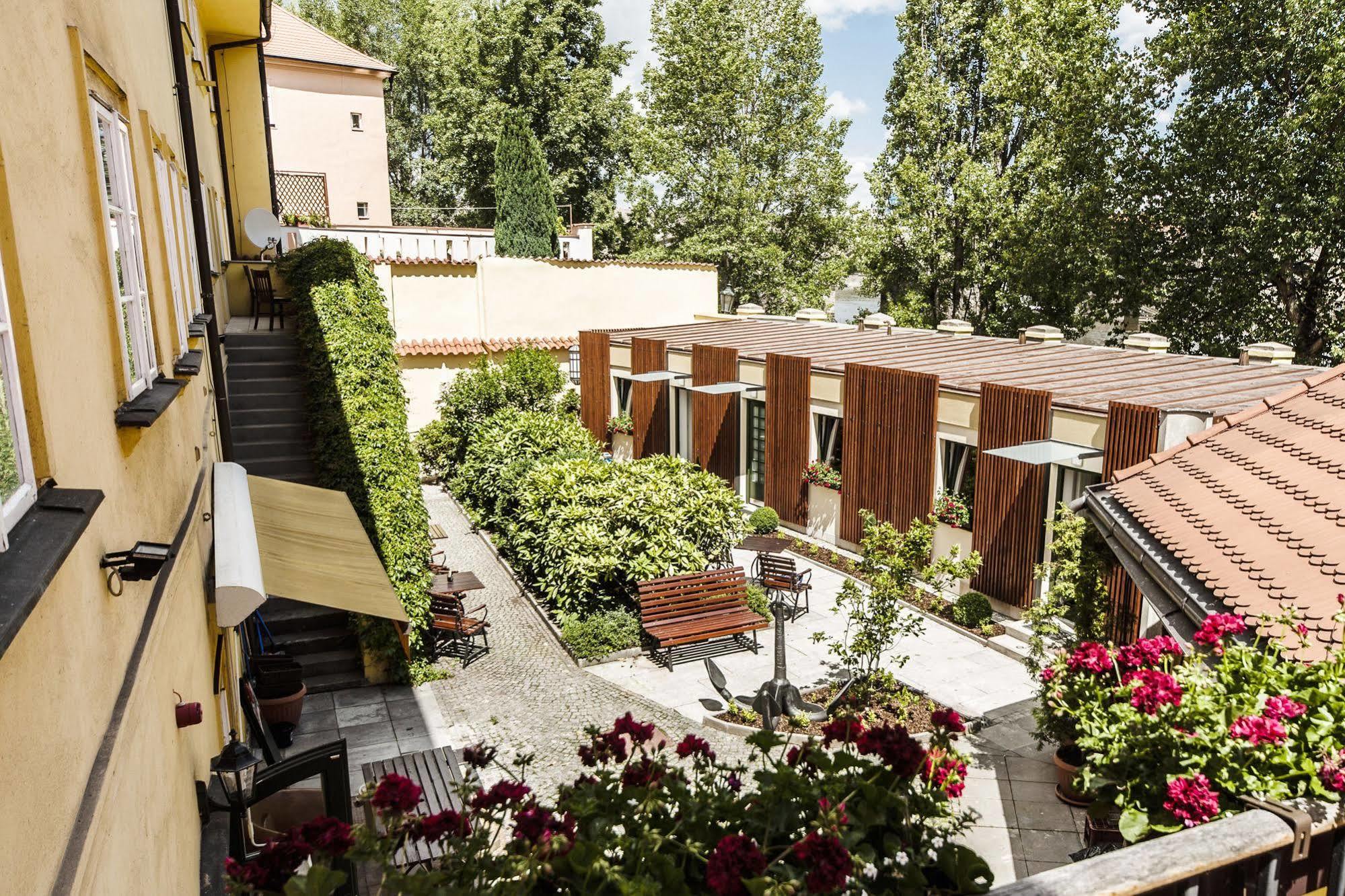Archibald At The Charles Bridge Hotel Prague Exterior photo